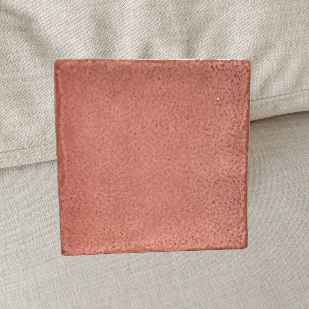 Oud roze tegeltje