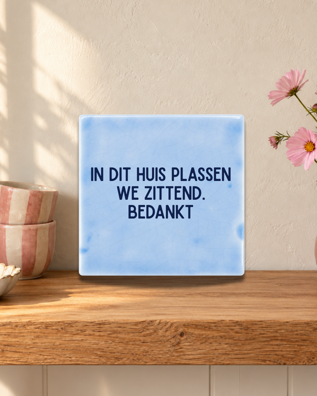In dit huis plassen we zittend. Bedankt Tegeltje